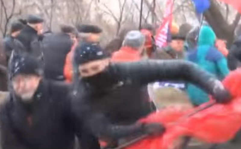Ukraina. Banderowcy rozpędzili wiec komunistów. Zobacz wideo z zajścia!