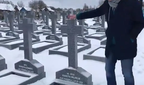 WARTE UWAGI! Posłowie Kukiz’15 pokazują „wyremontowany” na Białorusi cmentarz polskich żołnierzy