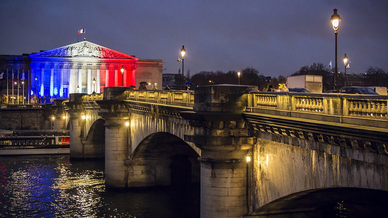 Paryż ograniczy możliwość kupowania ziemi przez obcokrajowców. Czy UE znowu powie, że Francja może, bo jest Francją?