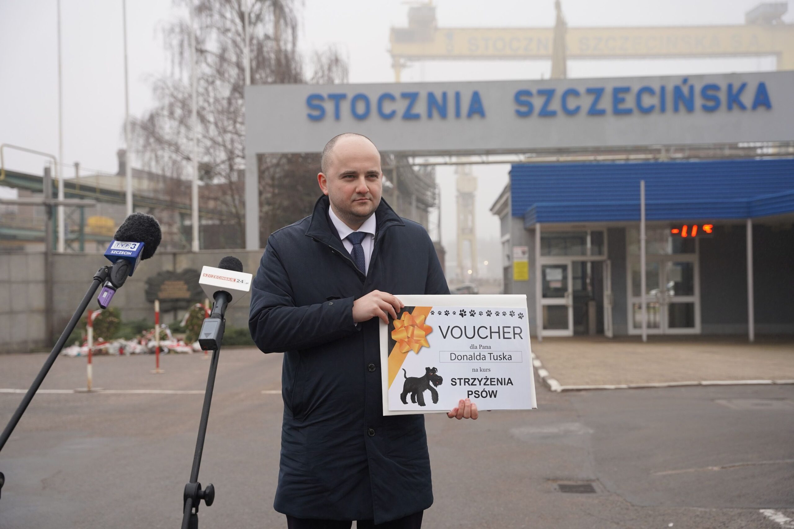 Donald Tusk w Szczecinie. Otrzyma specjalny voucher na kurs strzyżenia psów