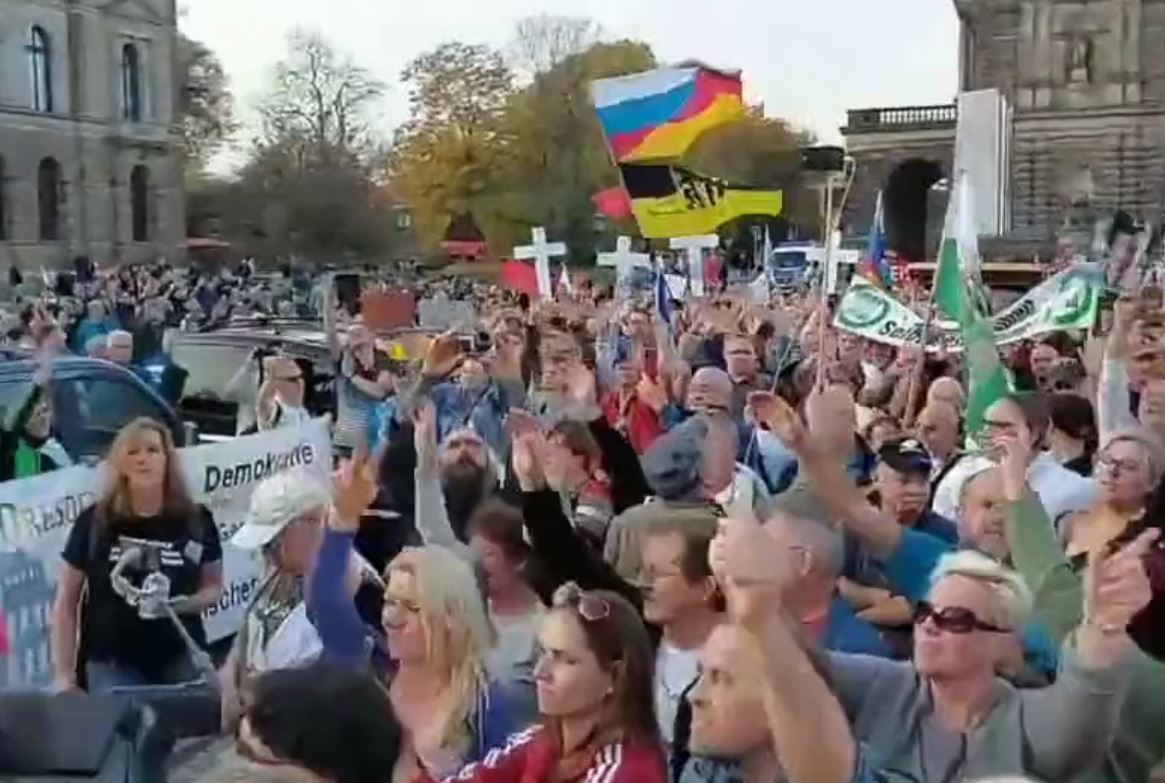 Tysiące Niemców w Dreźnie protestuje przeciwko sankcjom UE na Rosję [WIDEO]