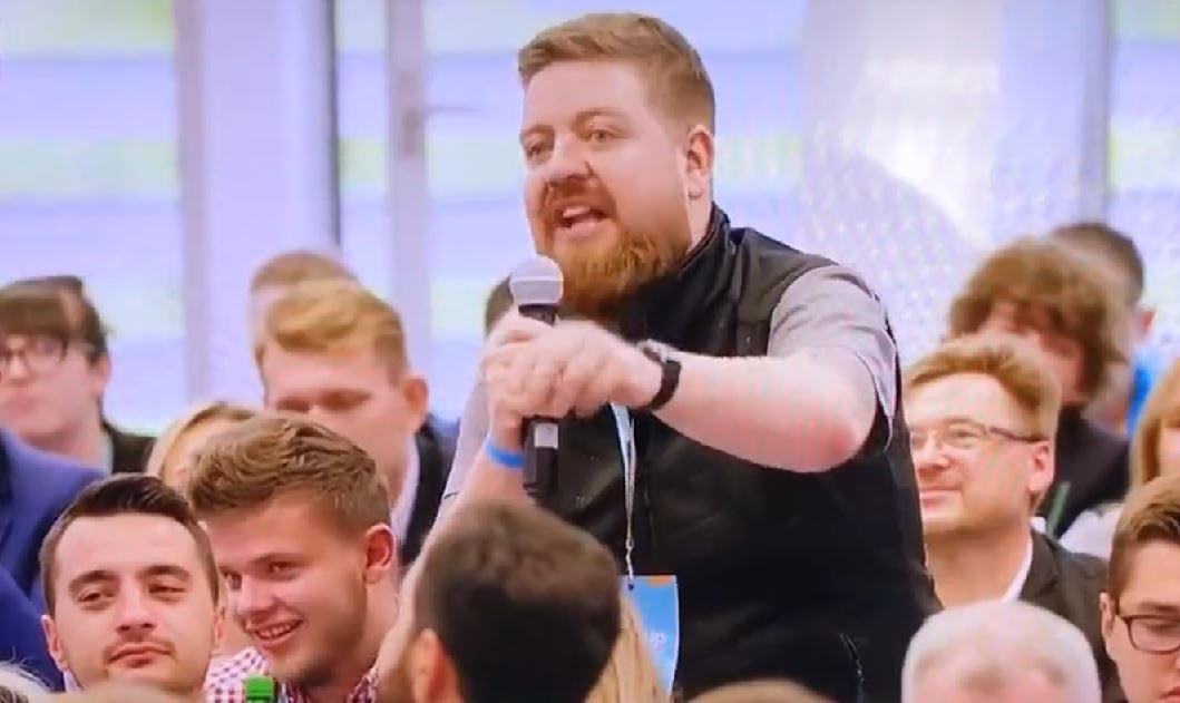 Członek PO na spotkaniu do Tuska: Mam nadzieję, że zabierzecie 500+ i 14. emeryturę [WIDEO]