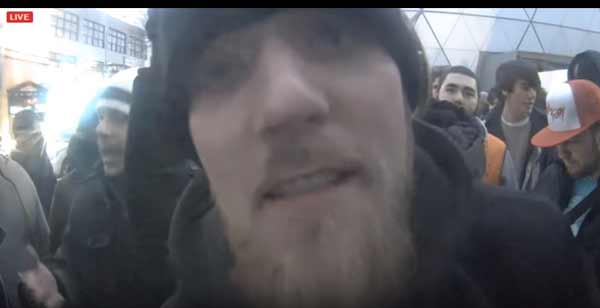 „Jestem zmęczony byciem nazywanym nazistą, tylko dlatego, że jestem biały” – Polak na wiecu przeciwko Trumpowi [WIDEO]