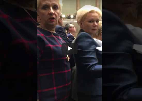 Posłanki PO (ze WSTYDEM) trzymają transparenty Nowoczesnej…