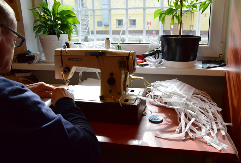 [WIDEO] „W walce z epidemią liczy się każda para rąk i dlatego choć przebywają za więziennym murem, też mogą pomóc.”