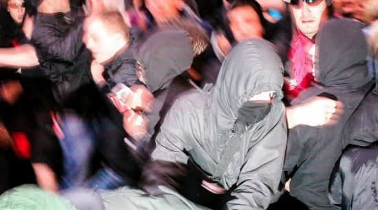 Niemcy: „odważni” anarchiści pobili kobietę i polityka AfD. Uciekli na widok policji…