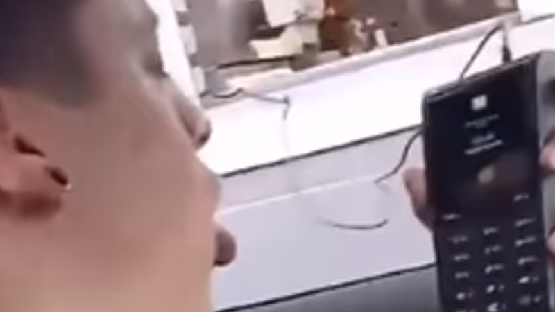 Specjalnie kaszlał na terminal do kart płatniczych. Został aresztowany! [WIDEO]