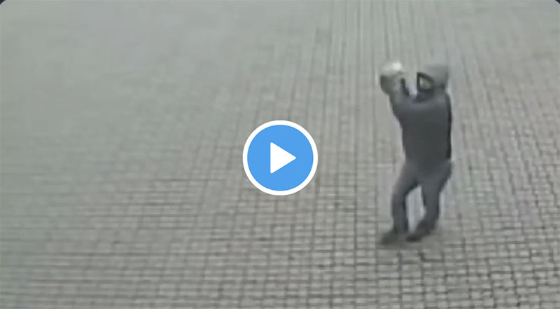 WIDEO! Legnica: w środku dnia przyszedł z głazem zdewastować świątynię