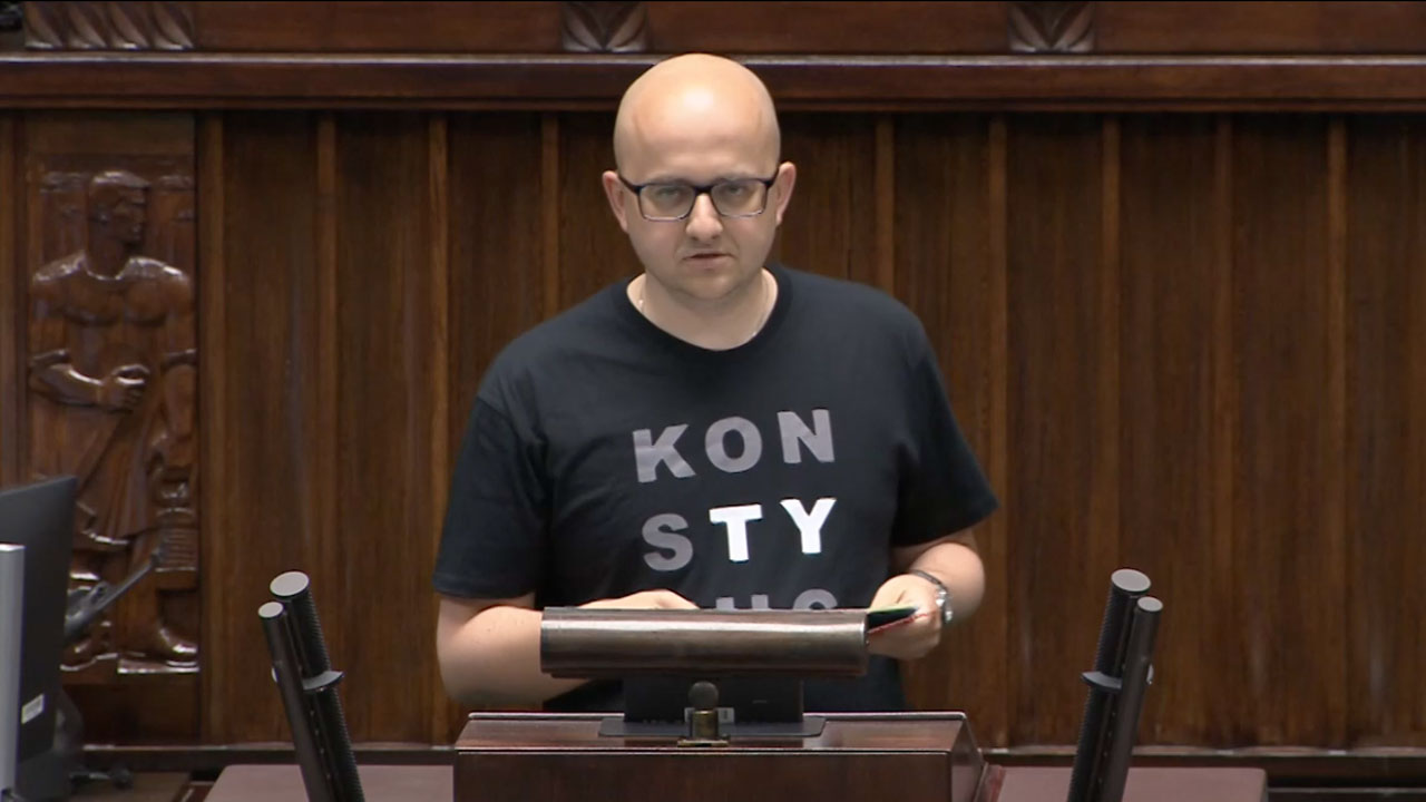 „Uczcie się!” – Poseł Dariusz Matecki daje darmową lekcję Konstytucji bandyckiemu rządowi Papy