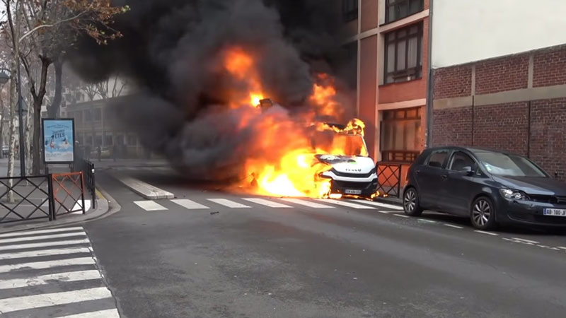 [WIDEO] Tak wygląda francuska demokracja. „Studenci” spalili setki samochodów, niszczyli prywatne mienie w proteście przeciwko reformie edukacji.