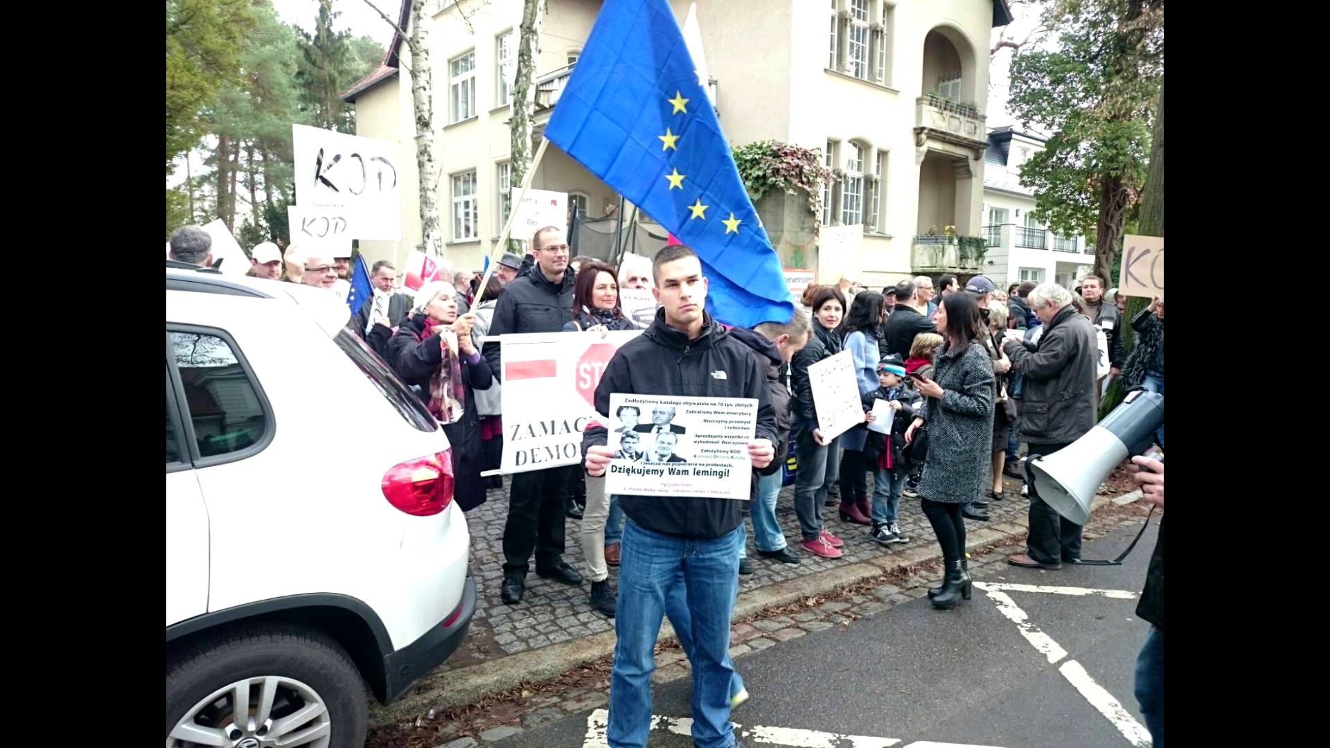 Polacy szarpani przez NIEMIECKĄ POLICJĘ i… zwolenników #KOD