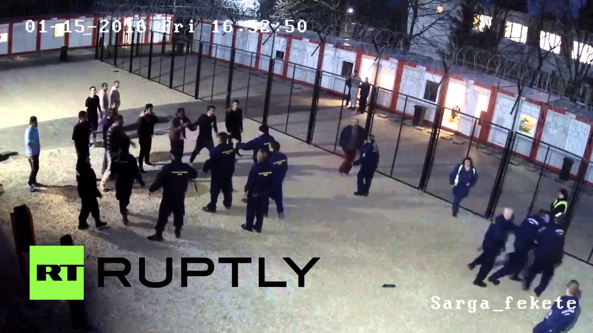 Imigranckie bydło atakuje węgierskich policjantów. Dwóch rannych. (Wideo)