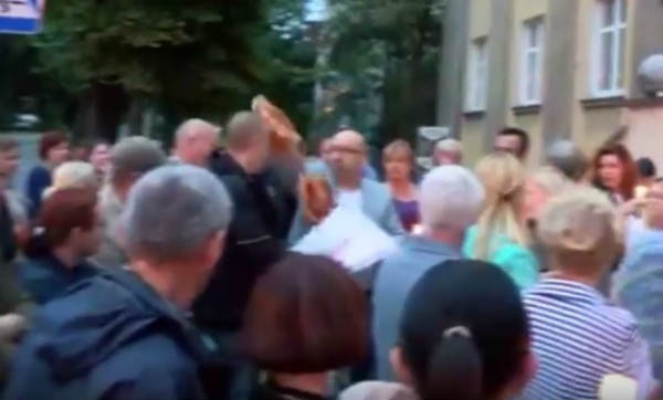 Radny wybrany z list PO pod sądem w Gryfinie wytarł pizzą twarz przechodnia! Totalne zdziczenie! [WIDEO]