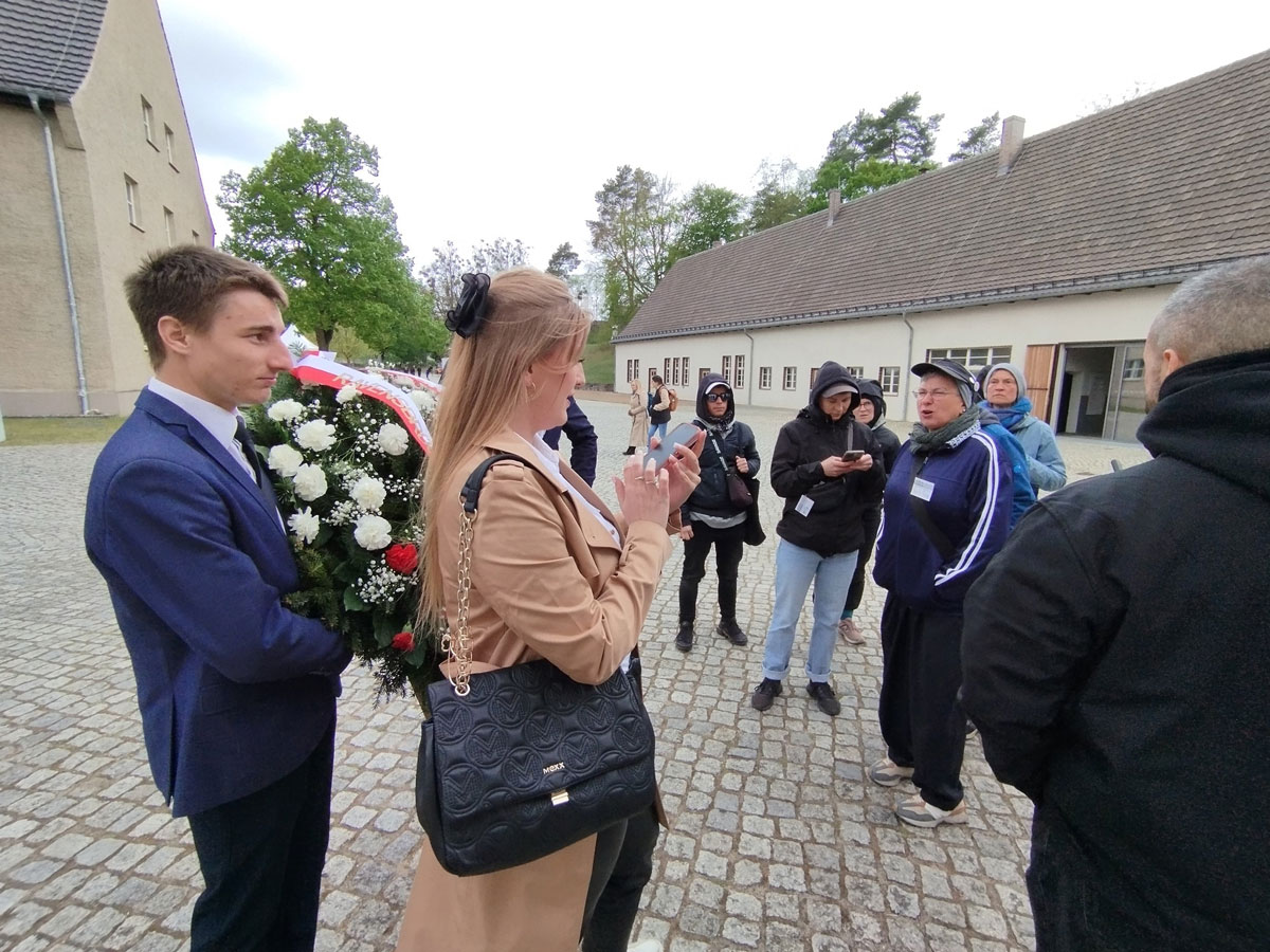 Skandal w Niemczech! Antifa i niemiecka dyrekcja obozu KL Ravensbrück znów wyrzuciły smerfów za symbole patriotyczne!