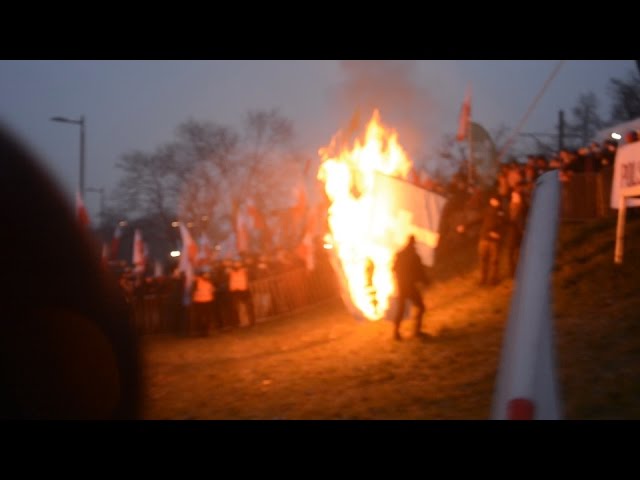 Symboliczne SPALENIE FACEBOOKA na Marszu Niepodległości 2016